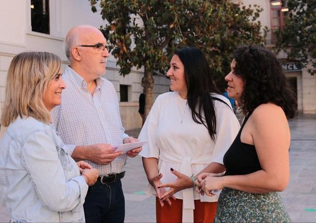 Representantes de la candidatura de Podemos-AV con la parlamentaria Alejandra Durán.