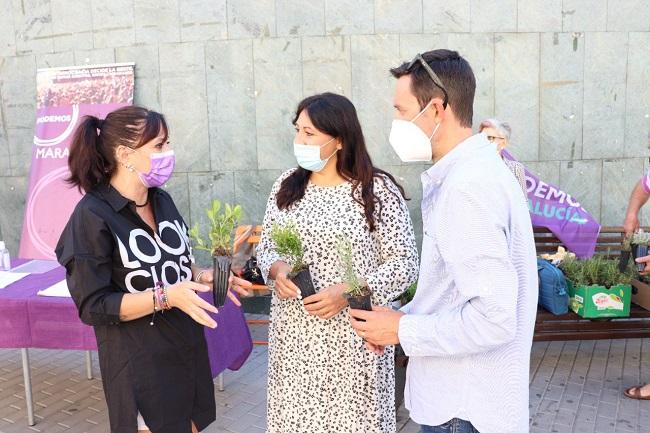 La portavoz de Podemos Maracena con Alejandra Durán y Manu Ríos.