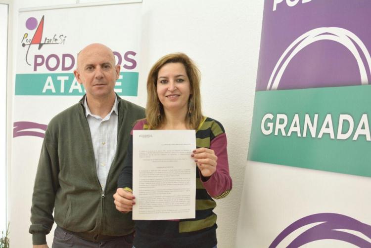 Carmen Lizárraga con el alcalde de Atarfe en una rueda de prensa.