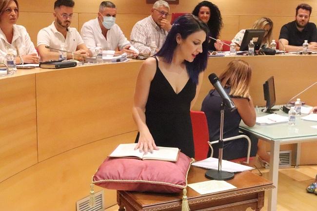 Jenifer Jordán, en su toma de posesión como nueva concejal de Podemos en Huétor Vega.