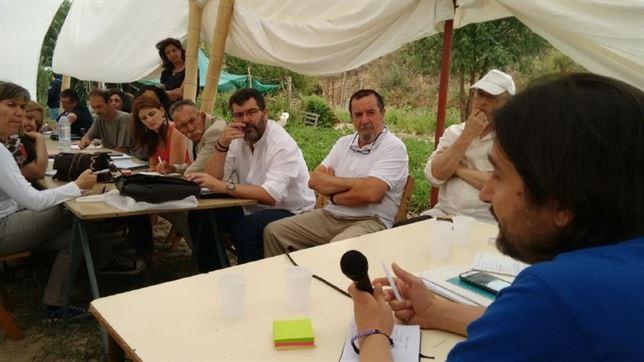 Mayoral junto a participantes a la reunión.