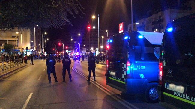 Efectivos de la Policía Local desplegados en Camino de Ronda.