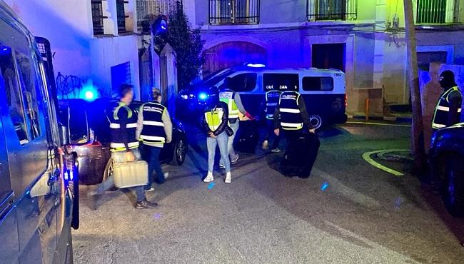 La Policía Nacional, durante la operación en Lanjarón.