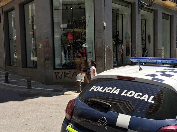 Patrulla de la Policía Local de Granada en la Plaza de la Trinidad.