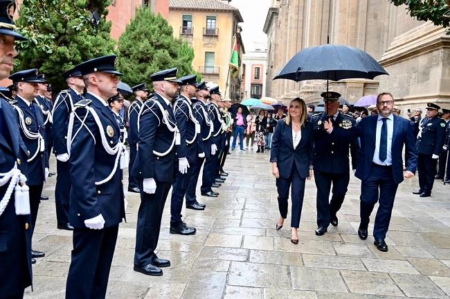 La alcaldesa 'pasa revista' a los agentes junto al jefe de la Policía Local bajo la lluvia.