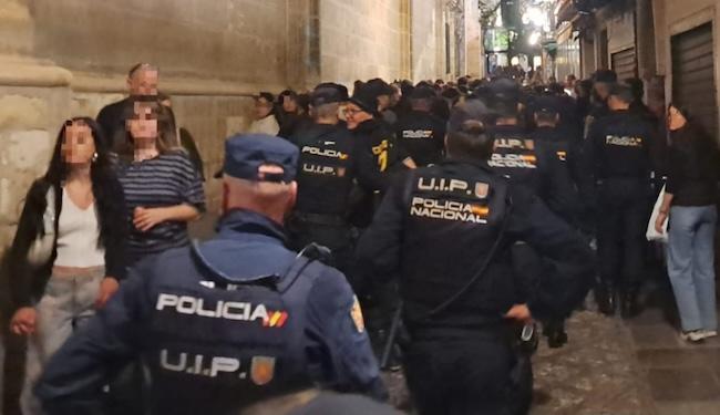 Policías de la UIP terminando de desalojar las Pasiegas tras el acto objeto de investigación.