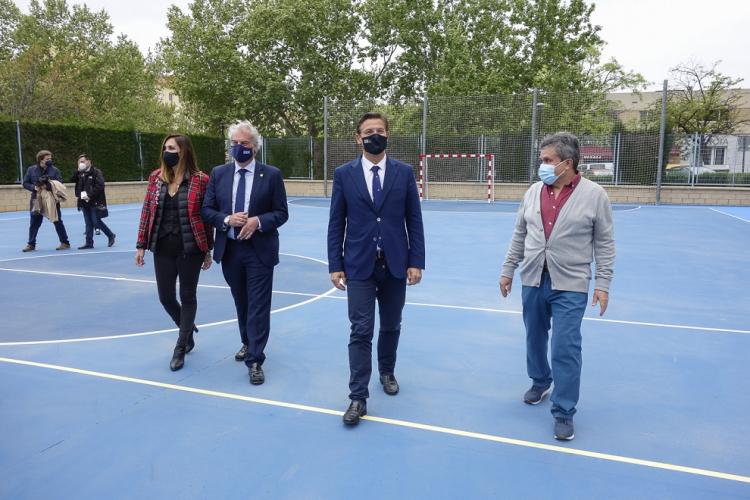 El alcalde, este miércoles, en una visita a las pistas deportivas de Arzobispo Pedro de Castro. El alcalde, este miércoles, en una visita a las pistas deportivas de Arzobispo Pedro de Castro.