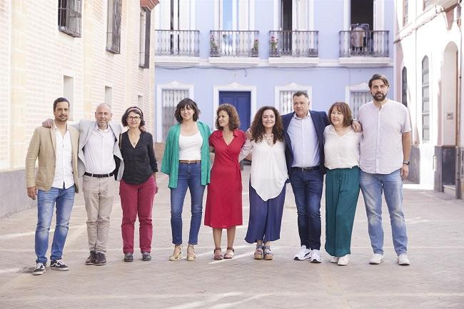 La candidata del grupo, Inmaculada Nieto, (4d), posa con los compañeros durante la presentación de la coalición Por Andalucía, con la candidata a la presidencia de la Junta de Andalucía en la Carbonería, a 11 de mayo de 2022 en Sevilla. 