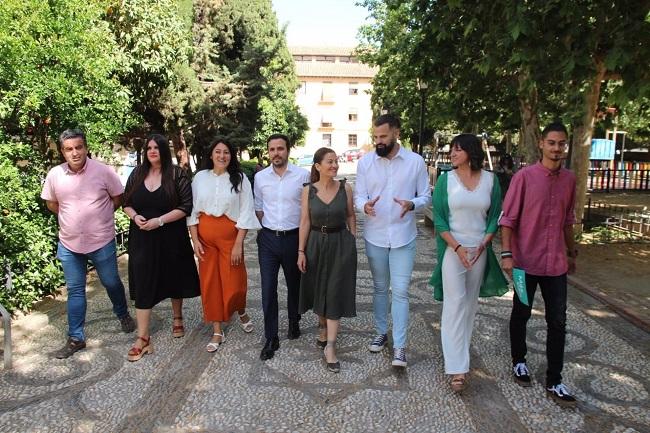 Alberto Garzón, junto a candidatos de Por Andalucía en Granada.