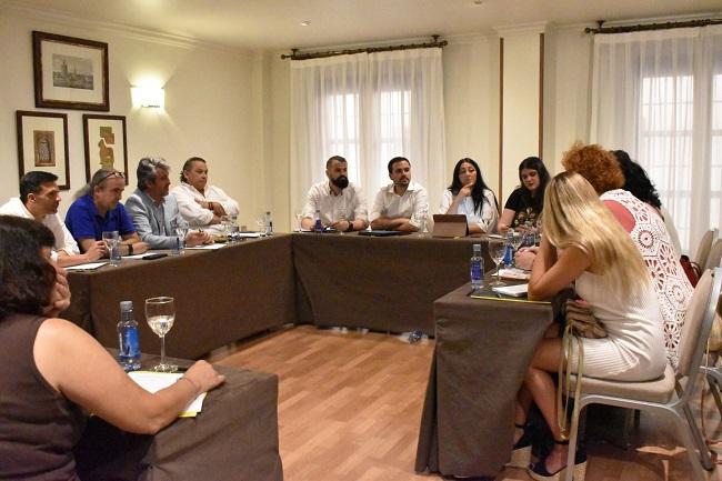 Garzón, con miembros de la candidatura de Por Andalucía, durante la reunión.