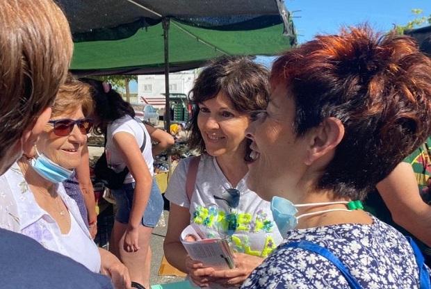 María Ángeles Prieto, reparte en una imagen de la campaña pasada, junto a Carmen Paniza.