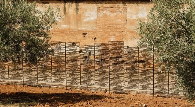 Memorial a los asesinados en las tapias del cementerio de Granada.