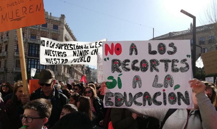 Varias generaciones asistieron a la manifestación contra la reorganización que plantea la Junta.