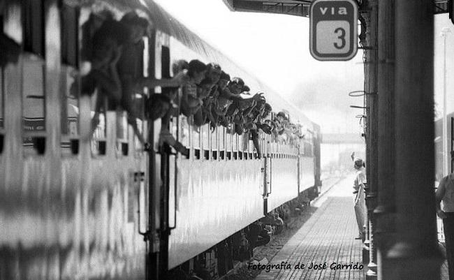 Imagen titulada “Emigración” en la estación de tren de Granada.