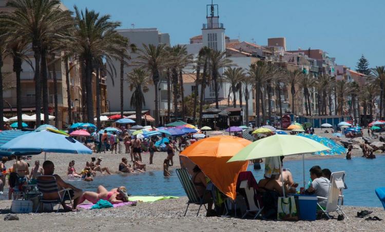 La Costa de Granada ofrece su mejor versión este verano. Playa de Torrenueva.