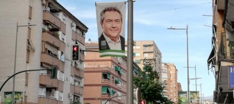 Banderola de Juan Espadas en una calle de Granada.