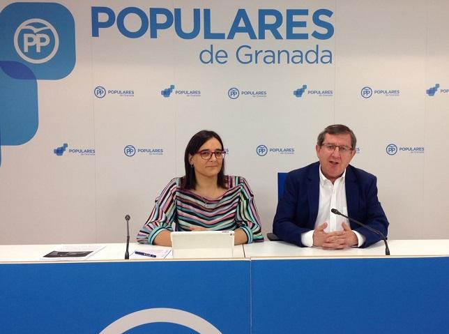María José Martín y Luis González, del PP de Granada, en rueda de prensa. María José Martín y Luis González, del PP de Granada, en rueda de prensa.