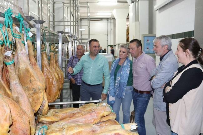 El alcalde de Órgiva y la diputada del PP (segundo y cuarta por la derecha) en un acto con el presidente provincial.