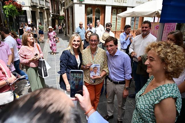 Almeida y Carazo en su paseo electoral por Granada.