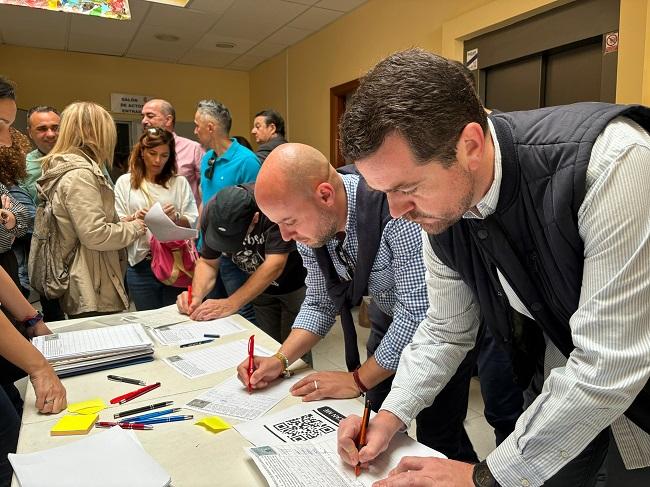 Antonio Membrilla firmando su rechazo alproyecto junto al alcalde de Ogíjares.