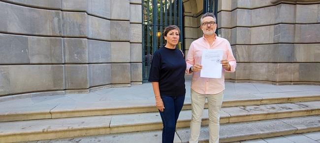 El portavoz municipal del PP de Atarfe, ante la sede de la Fiscalía.