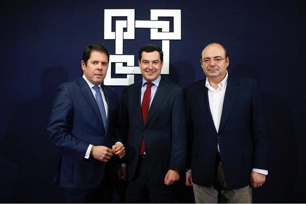El presidente del PP-A ha mantenido un encuentro con los responsables de la CGE. Juan Manuel Moreno flanqueado por Gerardo Cuerva y Sebastián Pérez.