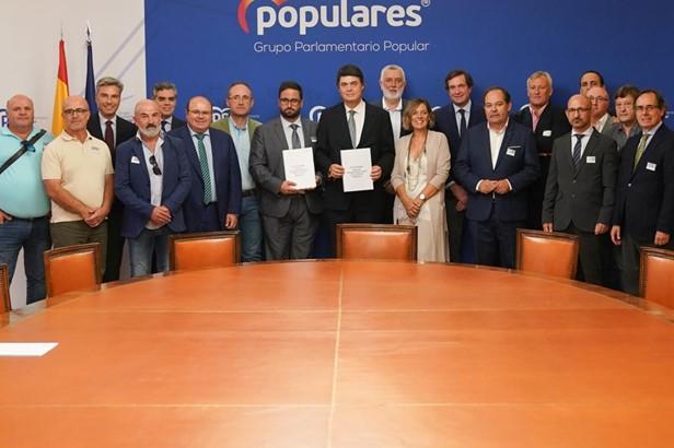 Reunión de los representantes de la Plataforma de la Costa Tropical con el PP.