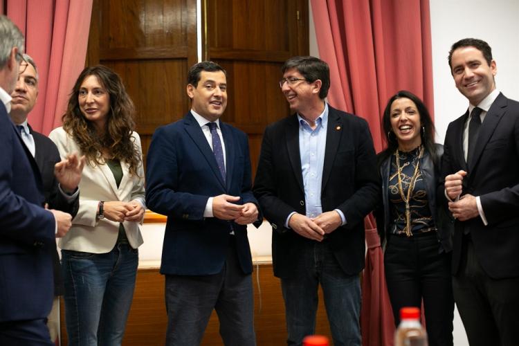 Juan Manuel Moreno y Juan Marín con los representantes de sus partidos que han negociado el acuerdo.