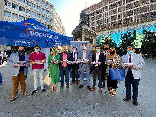 Cargos públicos del PP en la carpa instalada en la Plaza Isabel La Católica.