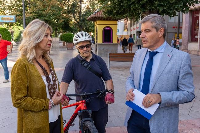 César Díaz y Pepa Rubia con uno de los representantes de las asociaciones de movilidad sostenible.