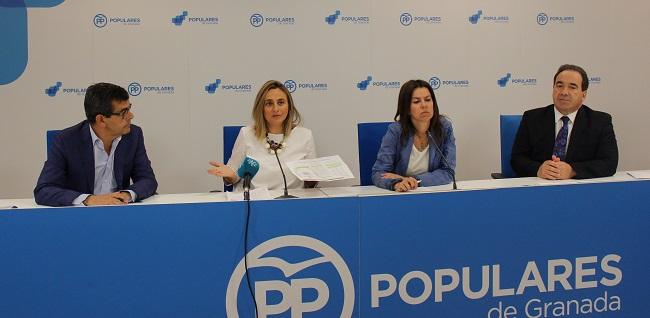 Los parlamentarios del PP, este viernes en rueda de prensa.