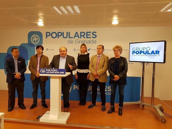 Robles con otros diputados provinciales.