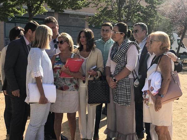 Ediles del PP con vecinos y vecinas de Albayda. Ediles del PP con vecinos y vecinas de Albayda.
