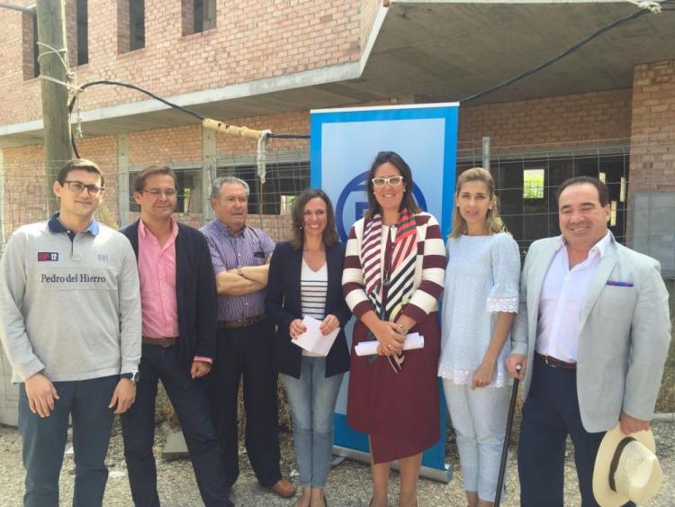 Los populares, ante el edificio a medio construir del centro de salud de Bola de Oro.