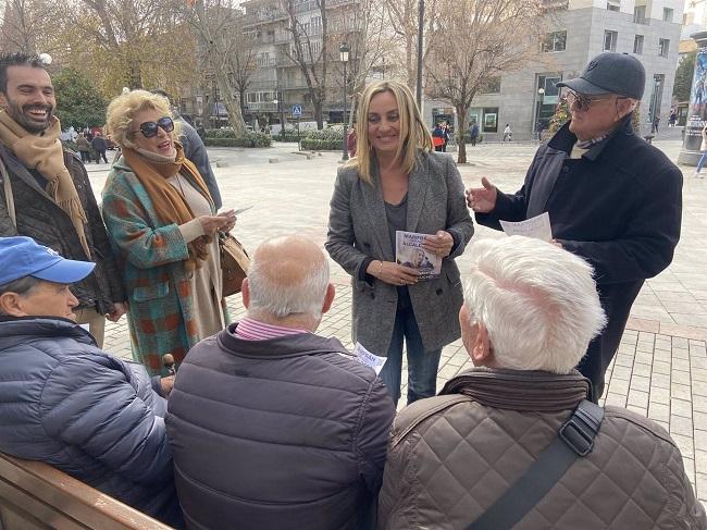 Carazo, reparte publicidad de su candidatura en Puerta Real.