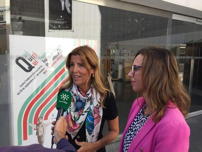 Eva Martín y Rocío Díaz, este lunes, a las puertas del Centro Lorca.