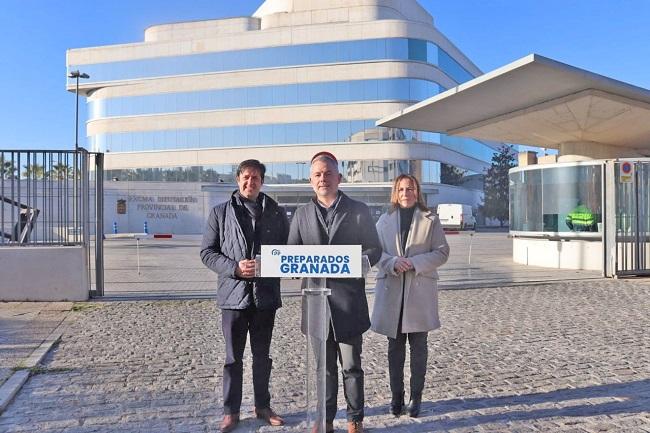 Rueda de prensa del PP junto a la Diputación de Granada. 