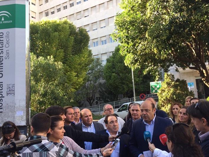 Sebastián Pérez atiende a los medios a las puertas del Clínico. Sebastián Pérez atiende a los medios a las puertas del Clínico.