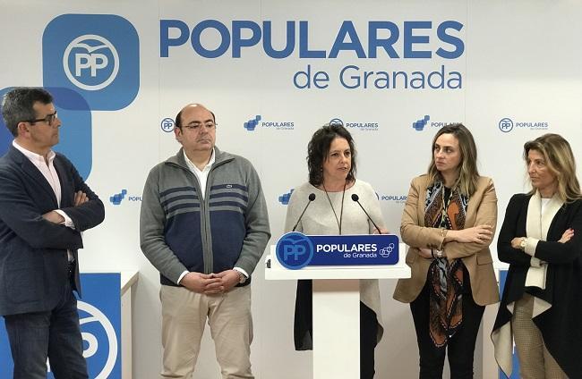 Catalina García con los representantes del PP granadino.