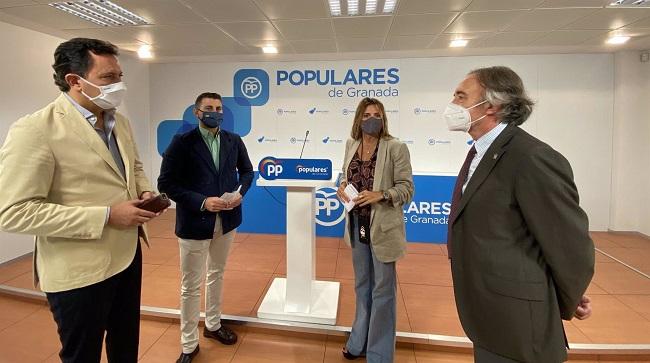 Ana Mata con los representantes del PP granadino.
