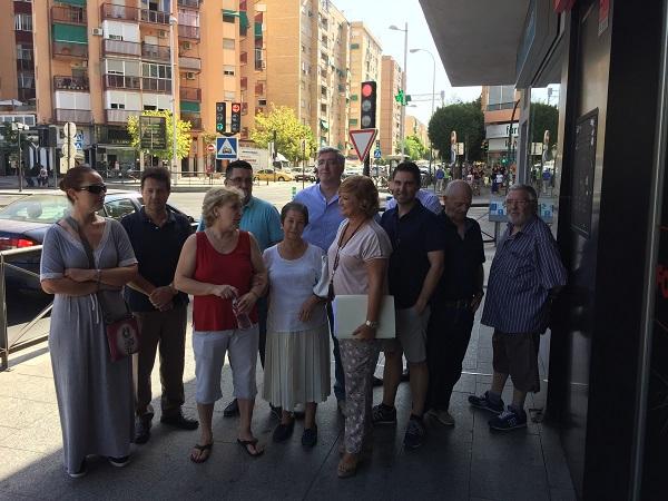 Representantes del PP y vecinos en el Zaidín.