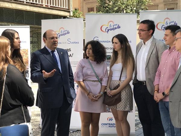 Sebastián Pérez, en la presentación de las medidas para jóvenes.