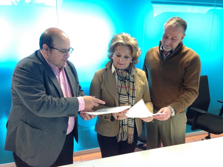 Robles con los representantes del PP de Vegas. Robles con los representantes del PP de Vegas.
