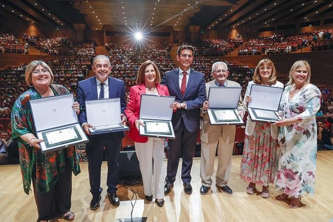 El alcalde y las concejalas Nuria Gutiérrez y Ana Muñoz posan junto a los galardonados.