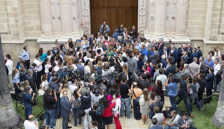 Una multitud de periodistas sigue las declaraciones de Díaz tras la investidura.