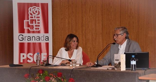 Susana Díaz ha acompañado a Antonio Claret García en la presentación del libro. Susana Díaz ha acompañado a Antonio Claret García en la presentación del libro.