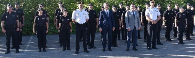 Autoridades, junto a los nuevos agentes en prácticas.