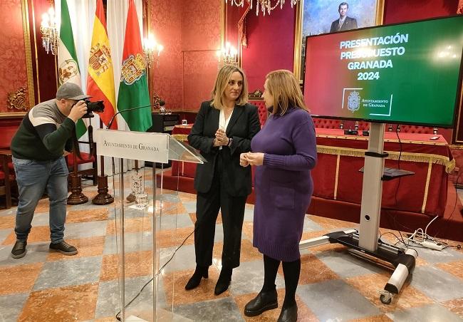 La alcaldesa y la concejala de Economía, en la presentación del presupuesto el pasado diciembre. 