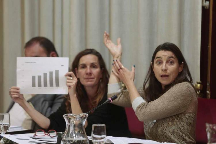 Marta Gutiérrez y Pilar Rivas durante el pleno.