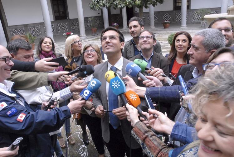 Cuenca atiende a los medios en una de sus primeras intervenciones tras la investidura.